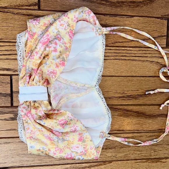 Heavy manners waitin’ on a sunny day silk crop top - Picture 4 of 5